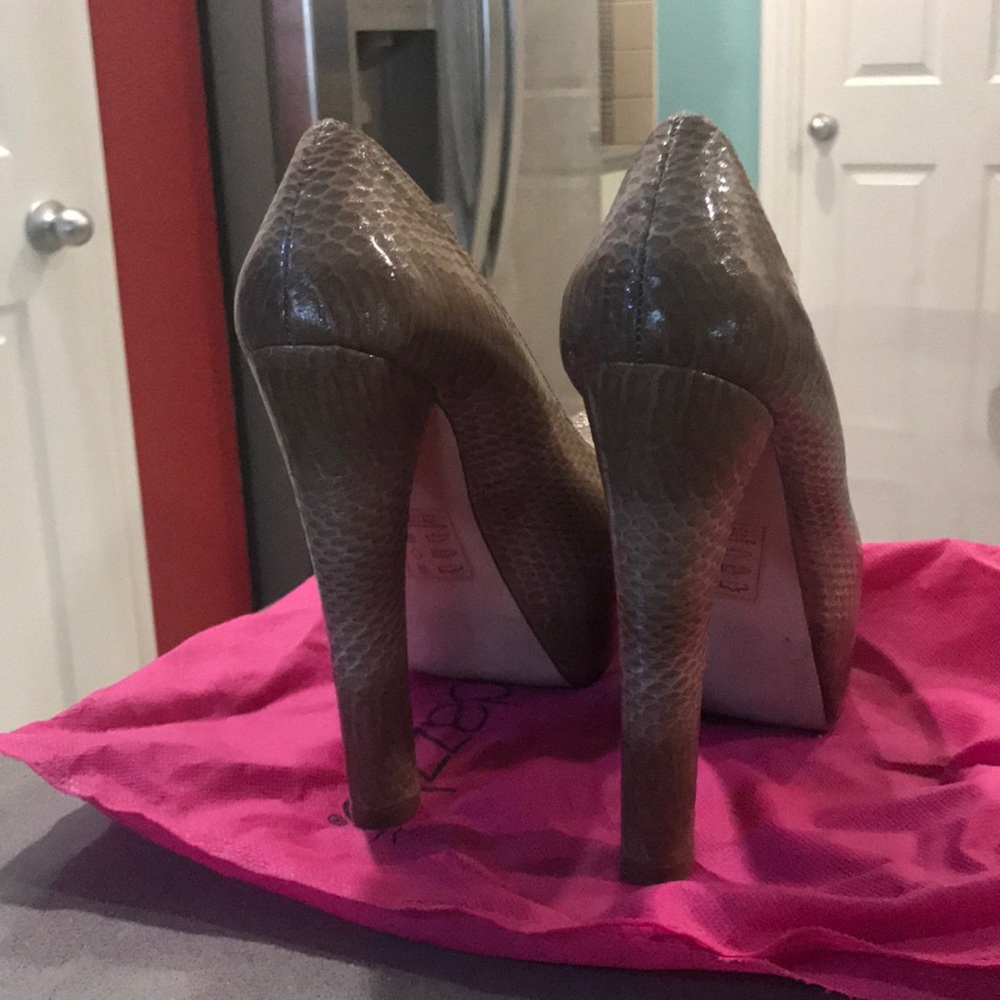 Heels - Picture 2 of 4